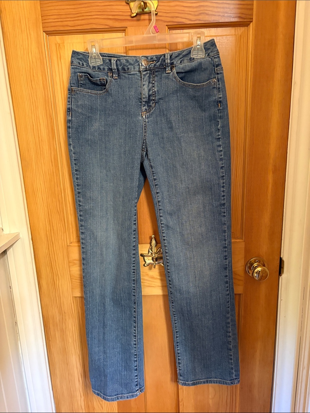 Women's Straight Leg Jeans in Medium Blue